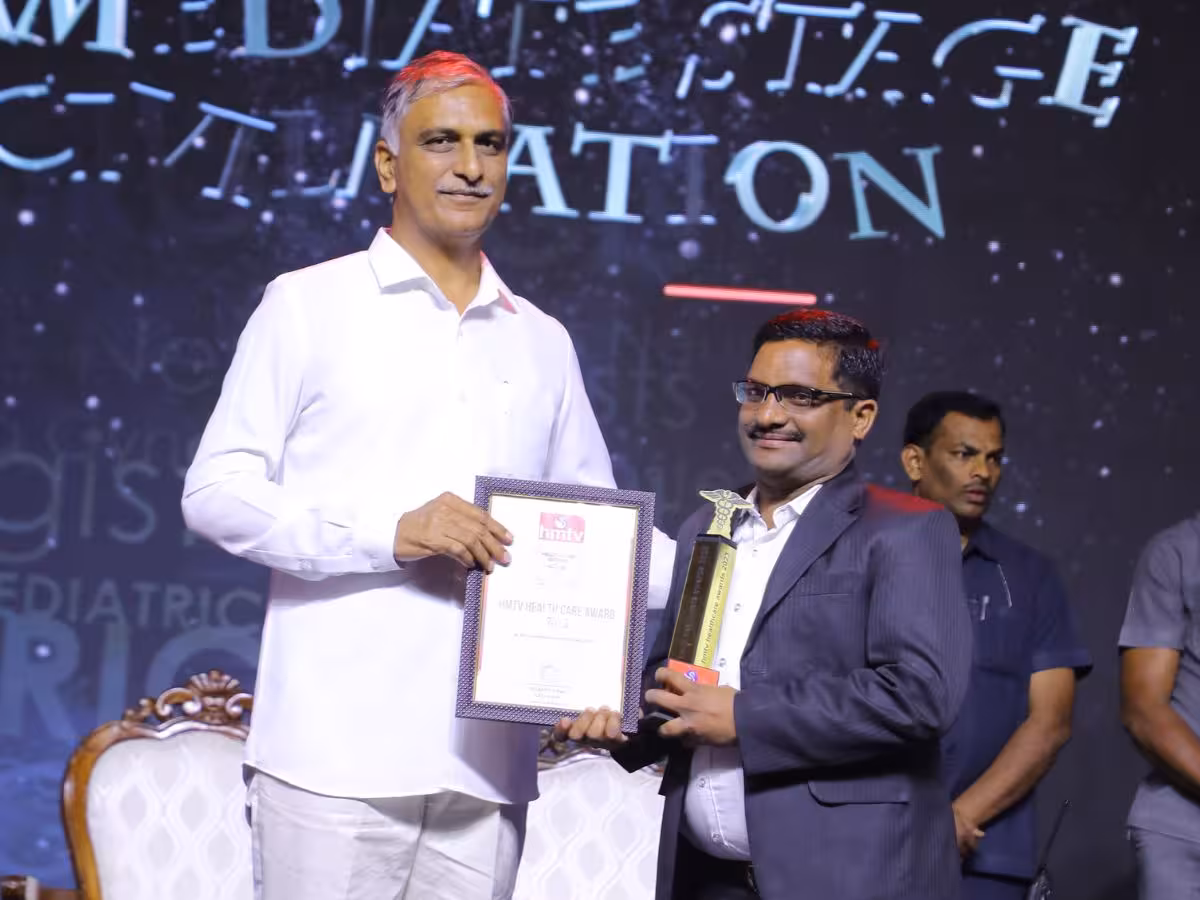 Cryovault receiving Best Stem Cell Bank in India award